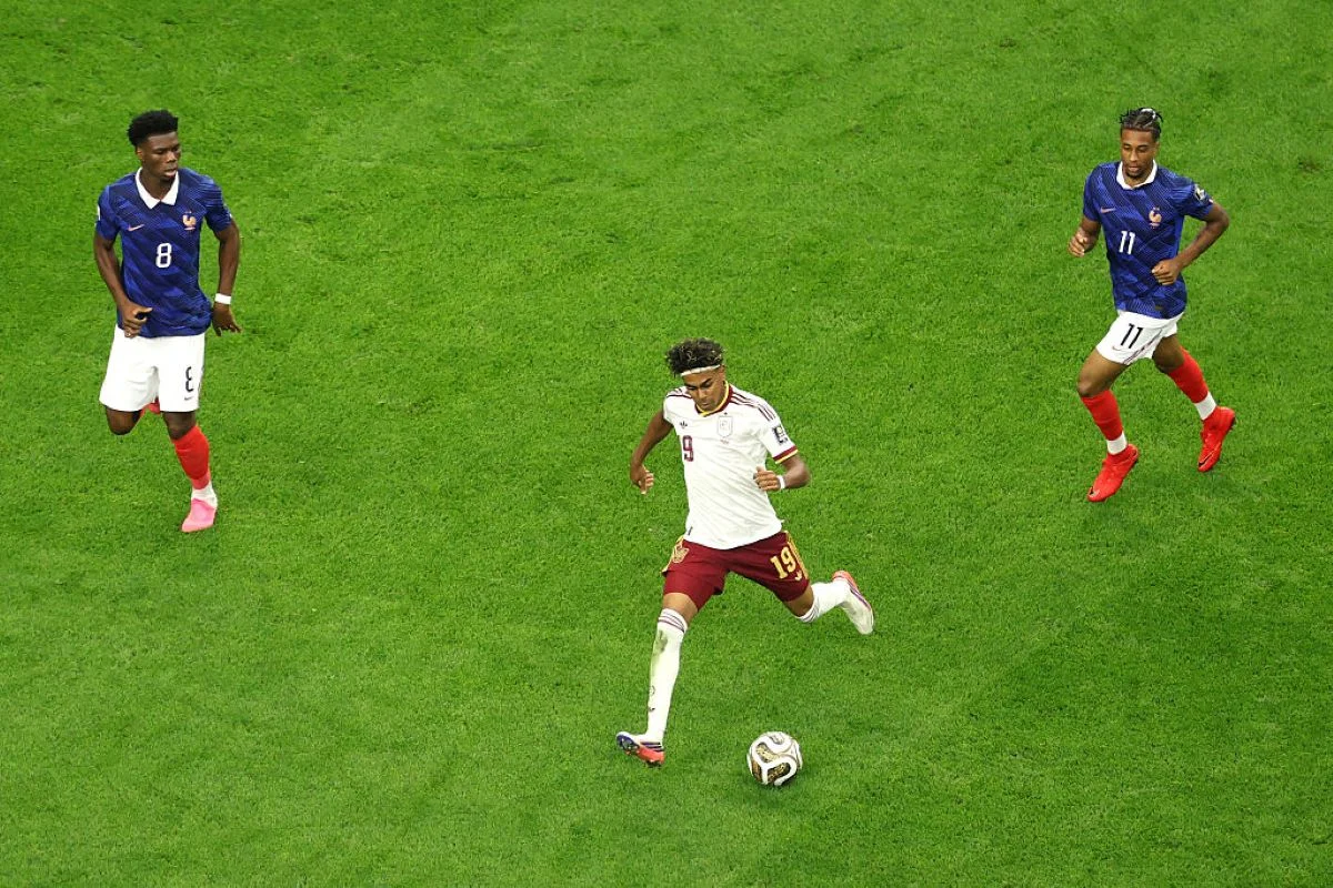 Thcouaméni, Lamine Yamal (com a bola) e Olise Thcouaméni, Lamine Yamal (com a bola) e Olise