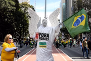 Homem fantasiado de estátua se manifesta contra o ministro do STF Alexandre de Moraes 