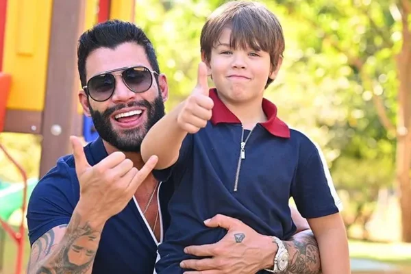 Gusttavo Lima posa com o primogênito, Gabriel, de 7 anos - Metrópoles