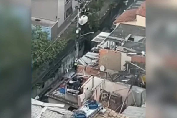 Imagem colorida de explosão de gás que causou incêndio em comunidade da zona oeste de SP - Metrópoles
