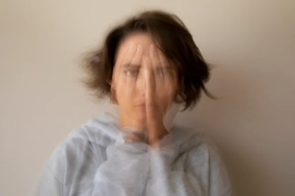 Mulher com transtorno mental- Metrópoles