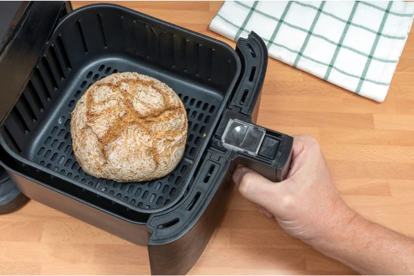 Pão redondo dentro de uma air fryer