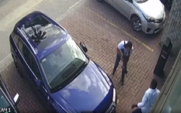 Foto colorida retira de câmera de segurança mostra que agente de segurança da vice-governadora reagiu a tentativa de assalto à carro de apoio - Metrópoles