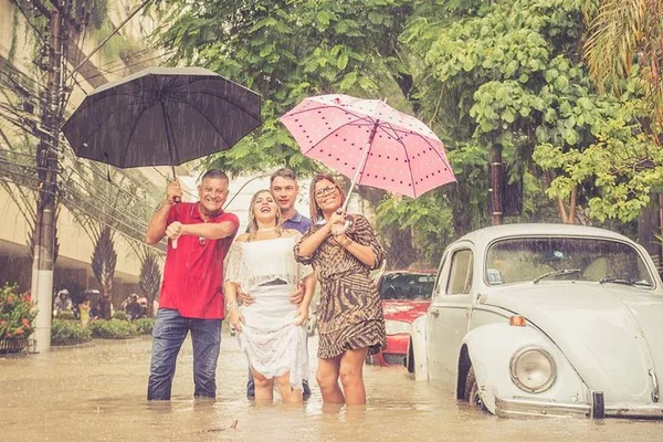 Casal faz ensaio fotográfico em alagamento de Niterói - destaque galeria Casal faz ensaio fotográfico em alagamento de Niterói - destaque galeria