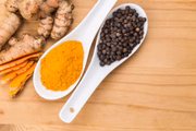 A cúrcuma quando combinada com a pimenta-do-reino tem seu benefícios potencializados