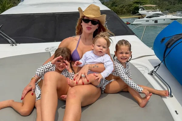 Imagem colorida de Virginia Fonseca com os filhos Maria Alice, Maria Flor e José Leonardo, em uma lancha - Metrópoles