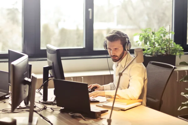 Homem sentado de frente para o computador - Metrópoles