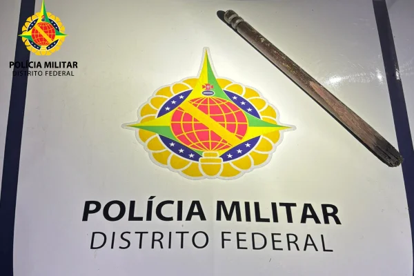Foto colorida de porrete e viatura da pmdf