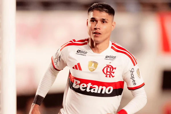 Luiz Araújo comemorando gol diante do Estudiantes