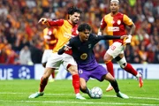 Lamine Yamal em disputa de bola na partida pela Champions League Lamine Yamal em disputa de bola na partida pela Champions League