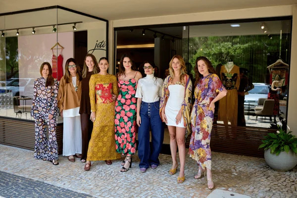 foto com cor. Realizadoras Gabriela Paschoal e Raquel Jones ao lado das estilistas que compõem o line-up da quinta edição do evento - metrópoles