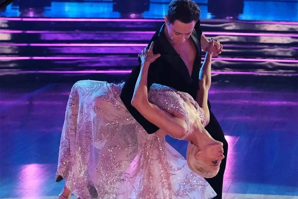 Com esclerose múltipla, atriz deixa reality e emociona em dança final