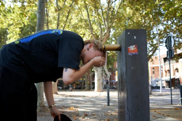 Mulher se refresca em Toulouse, na França