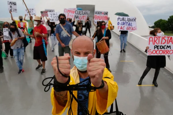 Artistas fazem protesto em Brasília