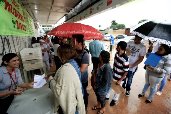 Em novo recorde, trabalhadores sem carteira chegam a 11,9 milhões