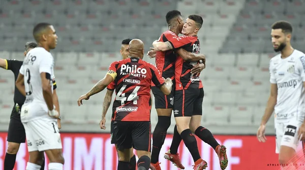 Athlético-PR derrota Santos e abre vantagem pela Copa do Brasil