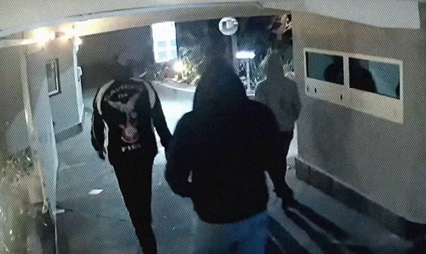 Imagens mostram como corintianos invadiram motel para agredir Luan