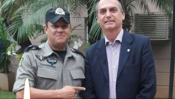 Tenente Albuquerque, da PM de Goiás, que prendeu professor por levar faixa contra Bolsonaro, é apoiador do presidente