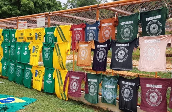 Camisetas pró-Bolsonaro variam de R$ 10 a R$ 40 no dia da posse