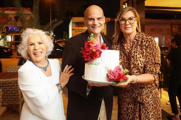 Três pessoas juntas em foto