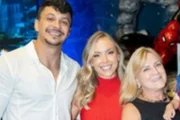 Júlio Cocielo, Tata Estaniecki e Ivone Estaniecki posam durante festa Júlio Cocielo, Tata Estaniecki e Ivone Estaniecki posam durante festa