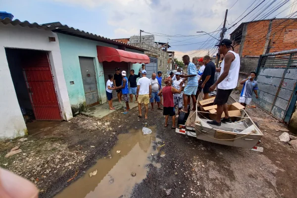 Imagem mostra moradores do Jardim Pantanal, na zona leste de SP - Metrópoles