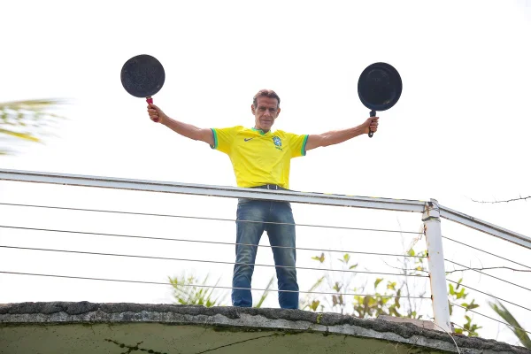 Mário Gomes pegou duas frigideiras e bateu em protesto ao despejo - Metrópoles