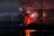 Vulcão entra em erupção na Indonésia Vulcão entra em erupção na Indonésia