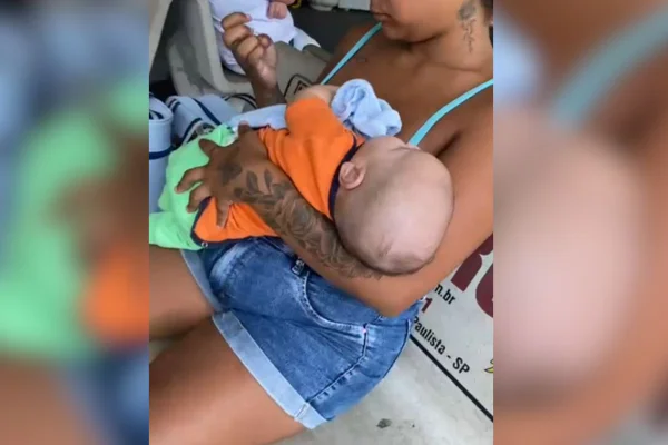 Bebê Ravi, foi levado para retirar um dedo extra, mas passou por uma frenectomia, uma cirurgia para corte do freio da língua