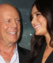 Bruce Willis e Emma Heming Willis são clicados juntos e sorridentes Bruce Willis e Emma Heming Willis são clicados juntos e sorridentes