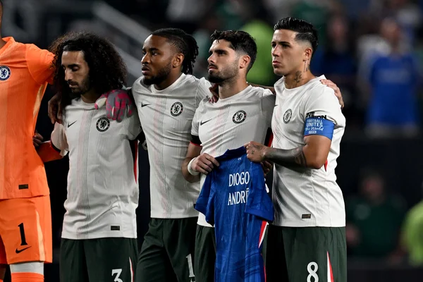 Foto colorida de homenagem do Chelsea a Diogo Jota e André Silva - Metrópoles