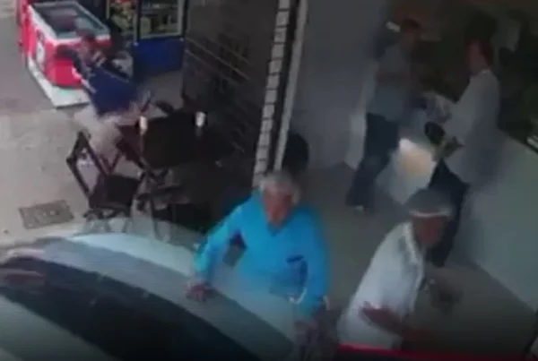 Vídeo: idoso de 91 anos é atropelado por carro desgovernado