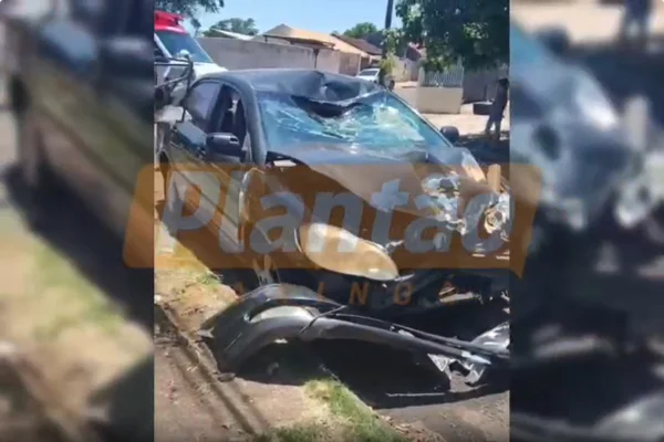 Imagem colorida, Motociclista sofre ferimentos graves após colisão que destruiu carro- Metrópoles