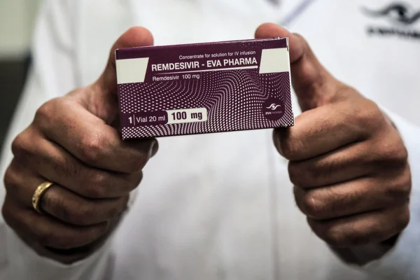 homem segura caixa de Remdesivir