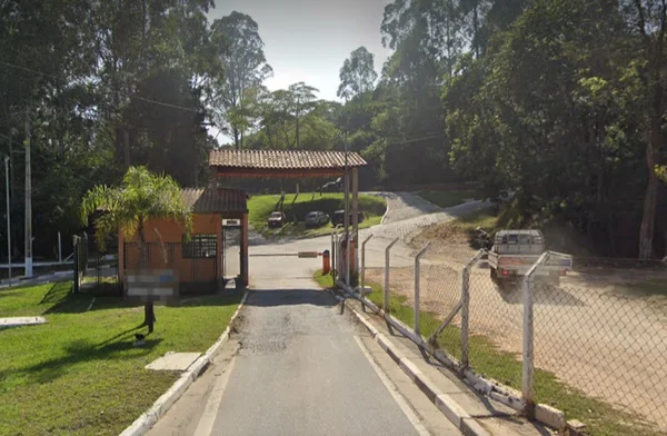 Imagem de entrada de condomínio; à esquerda, a cabine da portaria; ao centro, a cancela - Metrópoles
