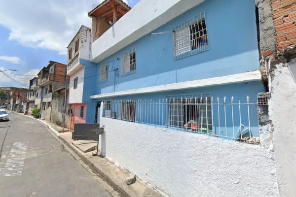 Imagem colorida de casa onde mulher foi encontrada morta em Tremembé, na zona norte de São Paulo. - Metrópoles