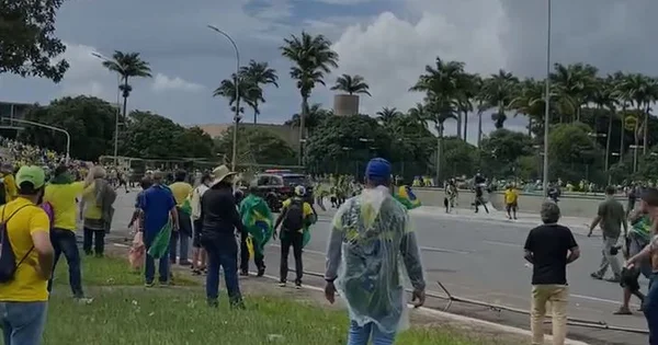 Vídeo: manifestantes invadem Palácio do Planalto e quebram patrimônio