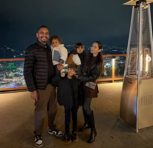 casal e três filhos