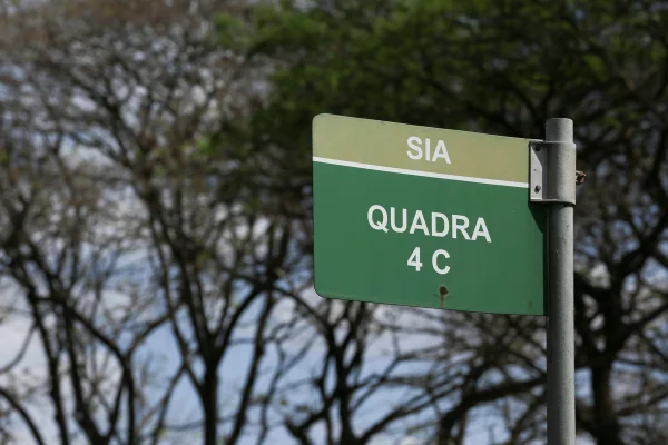 Tem gente que mora no SIA. Acredite!