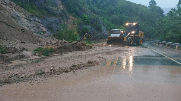deslizamento causado por chuvas em São Sebastião (SP)