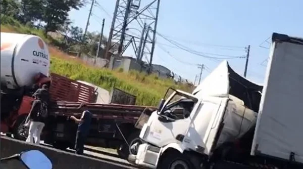Engavetamento com 4 caminhões deixa vítimas presas às ferragens em SP