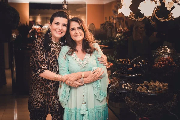 Valeria Leão Bittar faz festa de aniversário para Claudia Tolentino