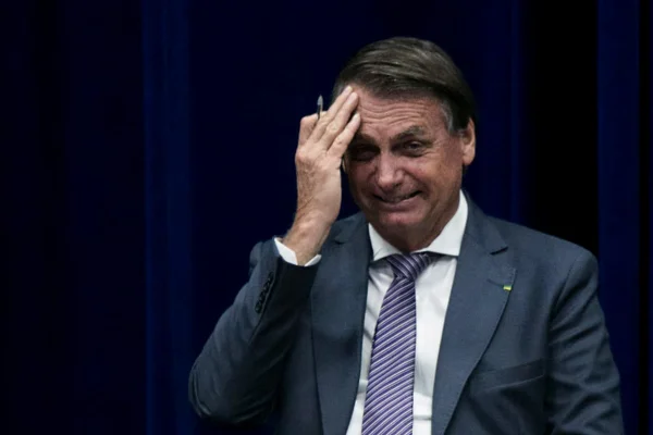 Em cerimônia do Inmetro, Bolsonaro passa a mão na testa e sorri - Metrópoles