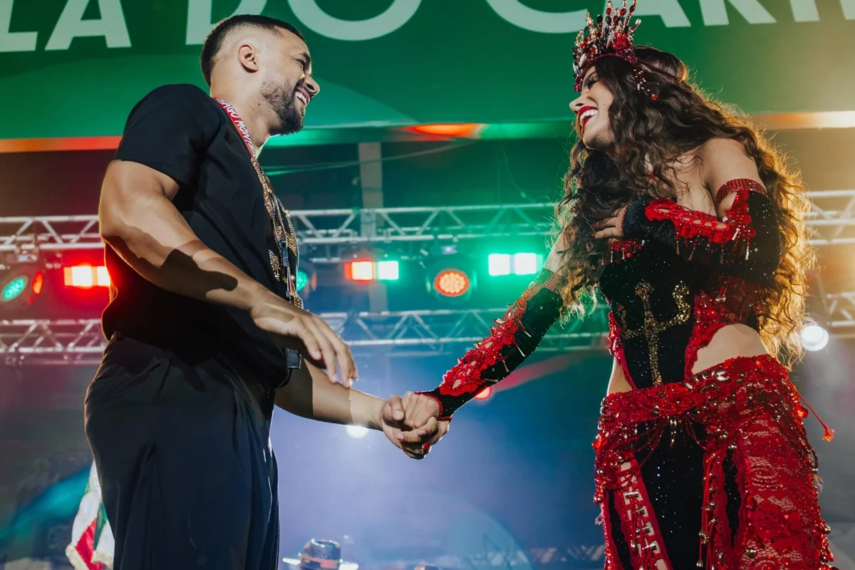 Mestre Fafá e Anitta são clicados durante coroação Mestre Fafá e Anitta são clicados durante coroação