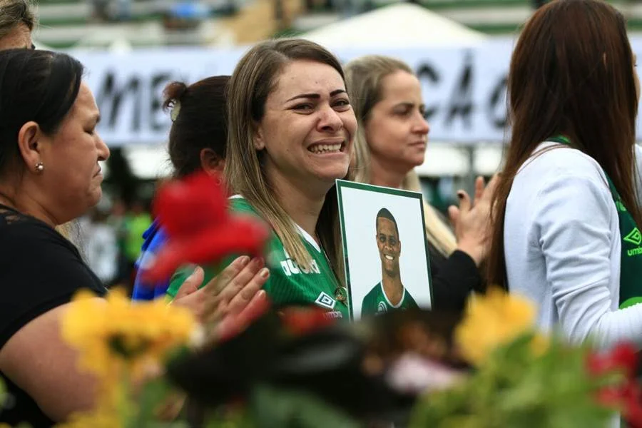 A dor expressa no rosto de amigos e familiares A dor expressa no rosto de amigos e familiares