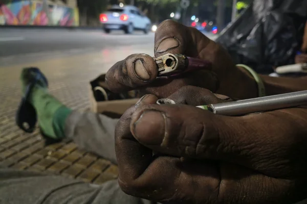Imagem mostra usuário com cachimbo de crack - Metrópoles