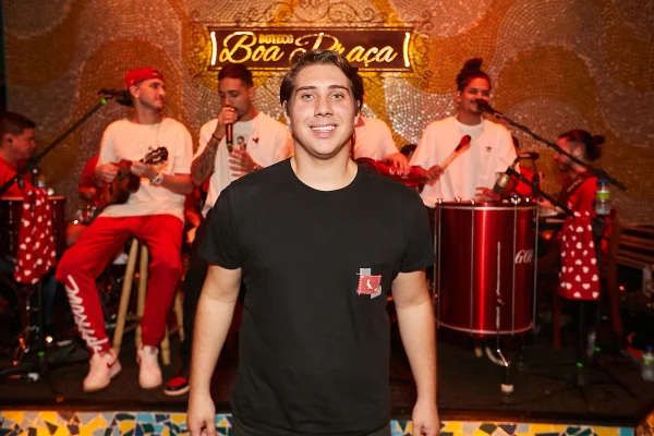Cercado de amigos, Bruno De Luca brinda nova idade no Boteco Boa Praça
