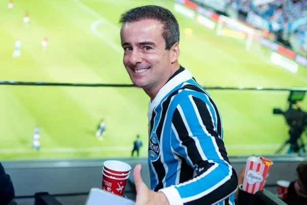 Marcelo Pereira Pitella, assessor do ministro Nunes Marques, do STF, é preso por stalking. Homem usa camisa de time azul e preta com estádio ao fundo - Metrópoles