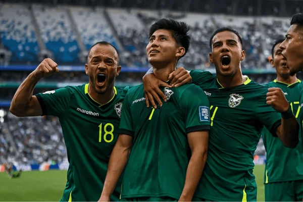 Miguelito e demais companheiros comemorando gol da Bolivia