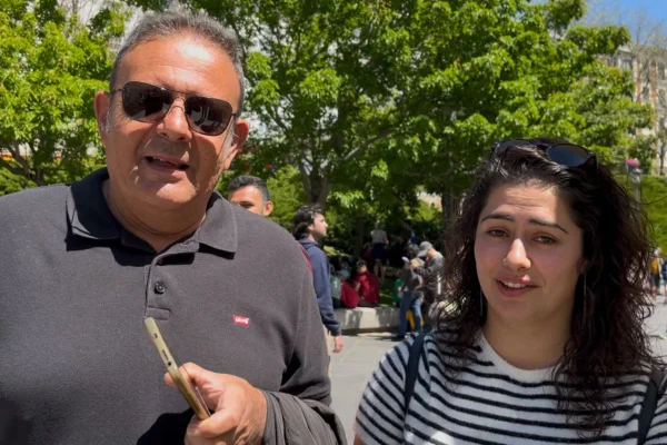 Foto colorida de pai e filha em apagão em Madri - Metrópoles
